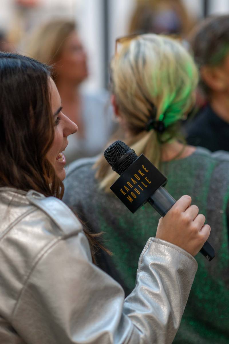 Animer une soirée d'entreprise avec une borne karaoké qui propose plus de 90 playlists variées, adaptées à toutes les préférences musicales Paris 75000, Île-de-France