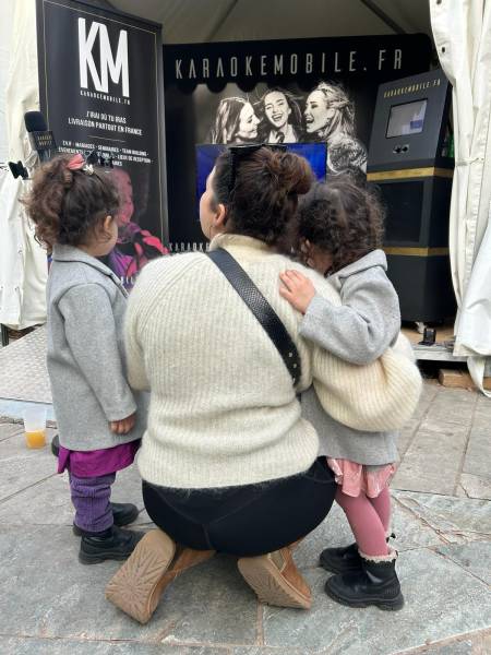 Photo karaoké en famille à Saint-Tropez