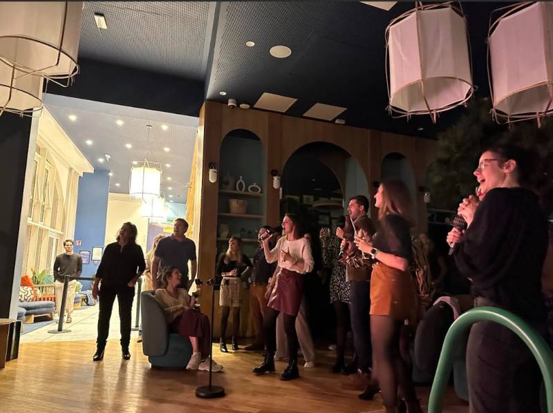 Borne de karaoké mobile installée pour un séminaire à Paris avec 80 participants